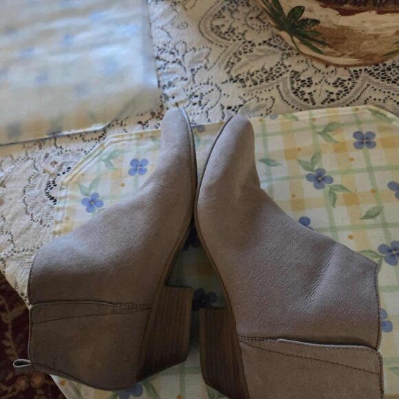 Old Navy faux suade Tan Booties size 8 - Picture 10 of 12